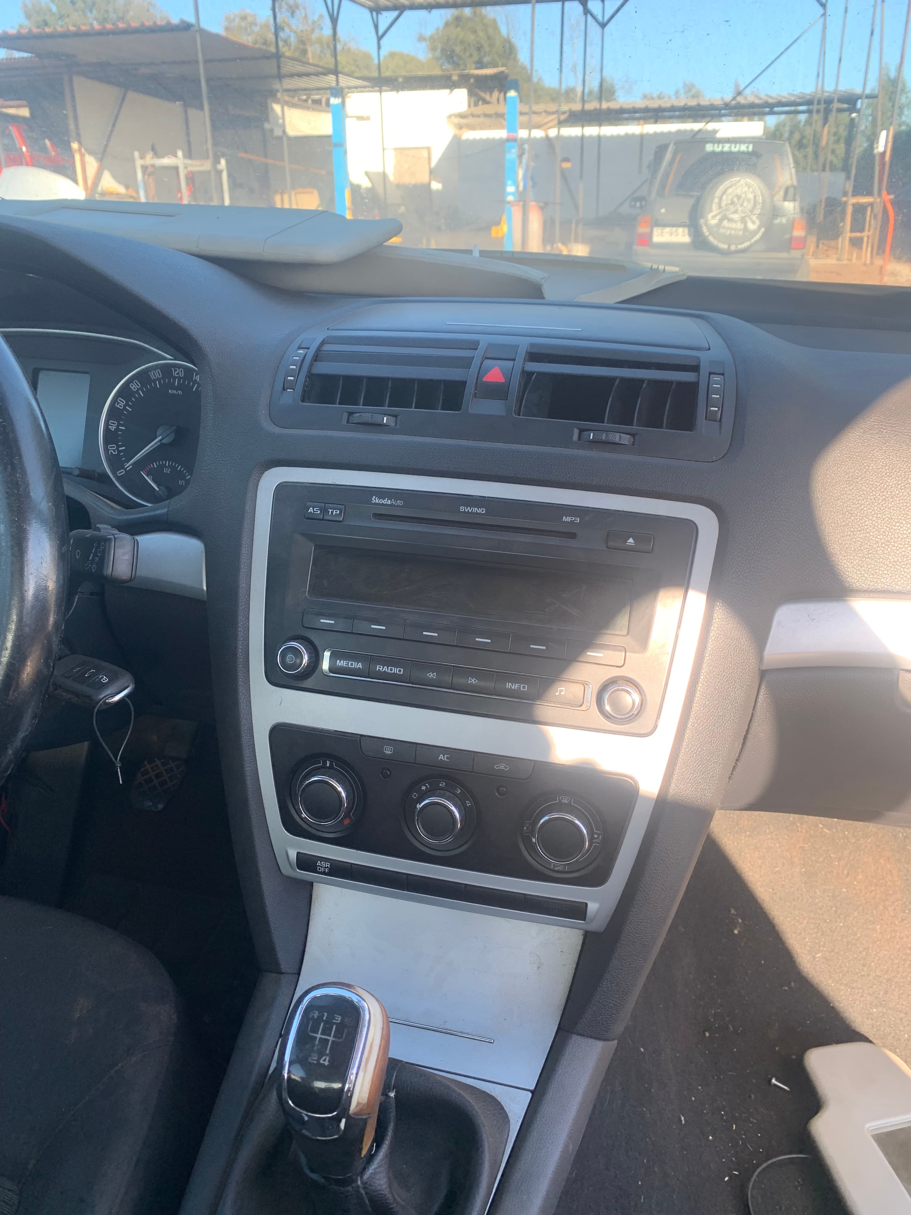 Consola central - Skoda Octavia 2012 1.6L — foto 1