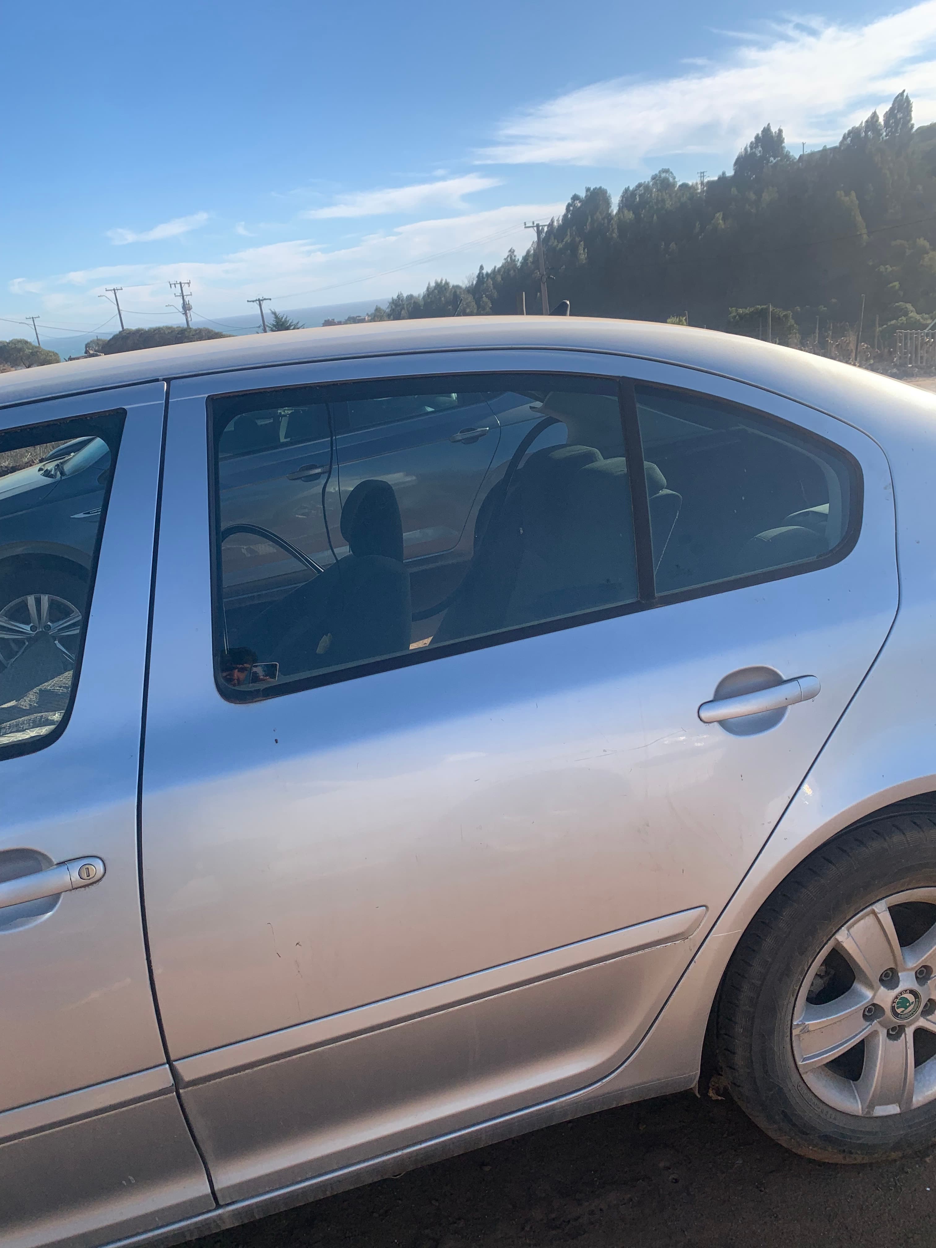 Puerta trasera izquierda - Skoda Octavia 2012 1.6L — foto 1